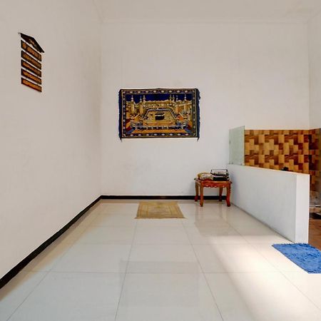 Oyo Life 93083 Nova Jaya 3 Homestay Syariah Lamongan Eksteriør billede