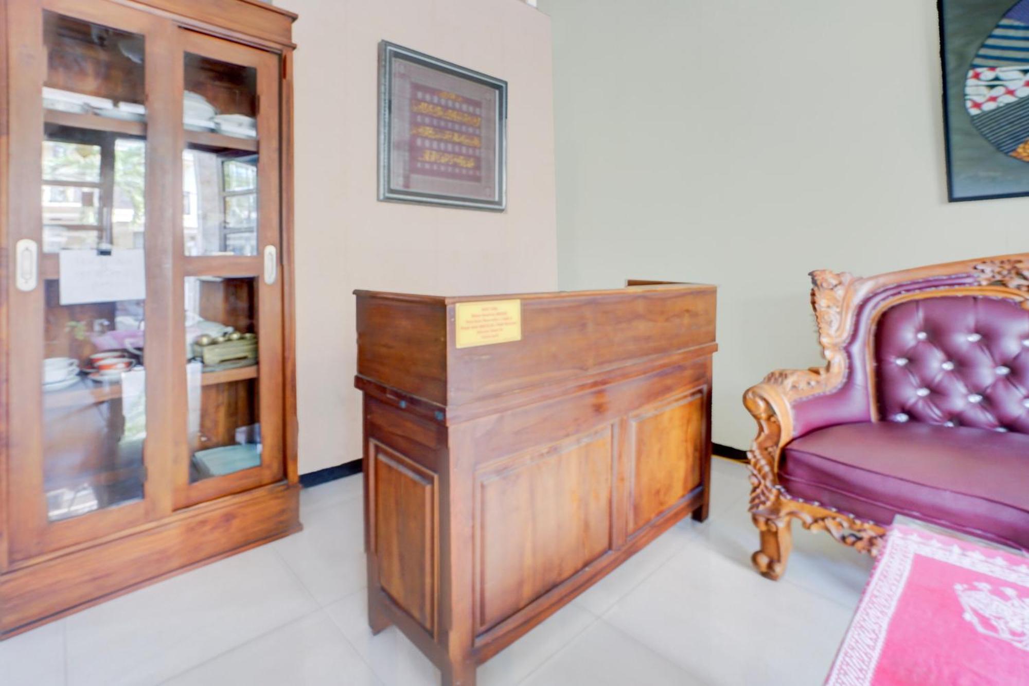 Oyo Life 93083 Nova Jaya 3 Homestay Syariah Lamongan Eksteriør billede