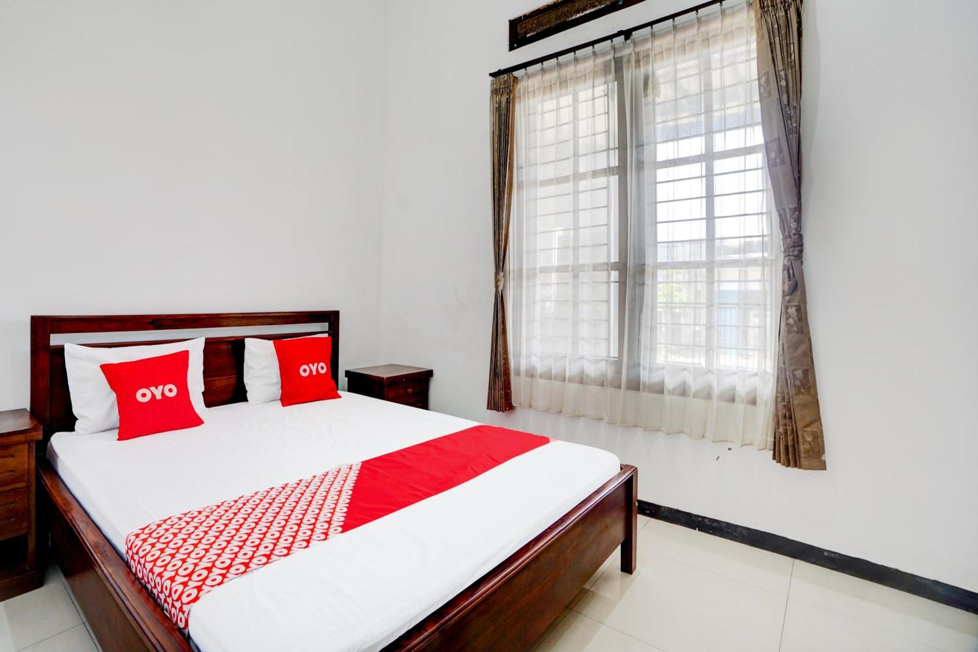 Oyo Life 93083 Nova Jaya 3 Homestay Syariah Lamongan Eksteriør billede