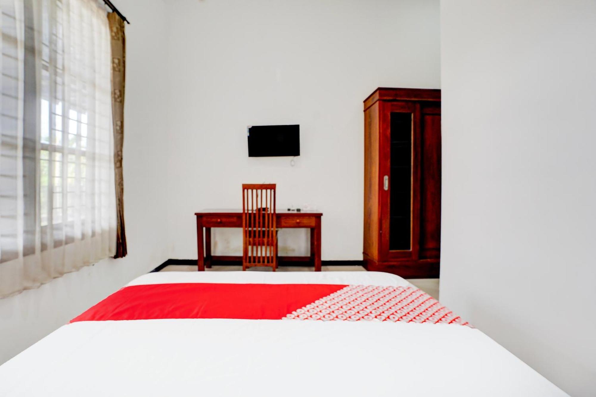 Oyo Life 93083 Nova Jaya 3 Homestay Syariah Lamongan Eksteriør billede