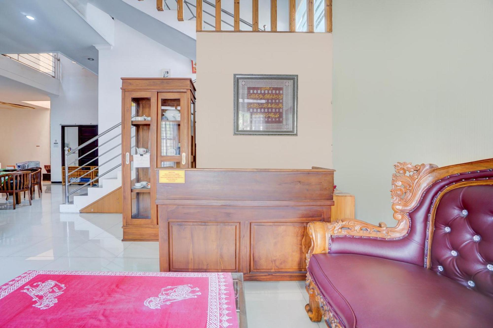 Oyo Life 93083 Nova Jaya 3 Homestay Syariah Lamongan Eksteriør billede